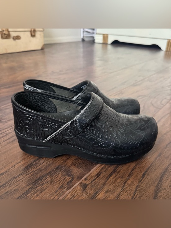 Dansko Shoes - Dansko PROFESSIONAL TOOLED BLACK Womens Leather Slip On Clogs Shoes Size 38